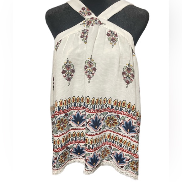 Doe & Rae Tops - Doe Rae White Flower Patterned Tank Top Size M.